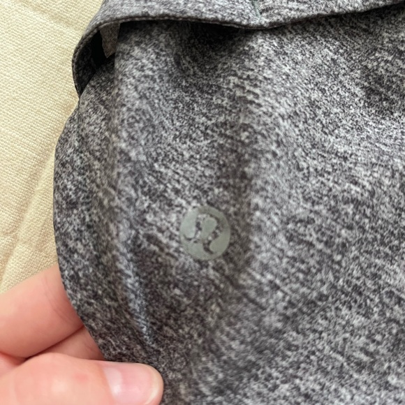 Lululemon speed up shorts size 4 - Picture 3 of 4